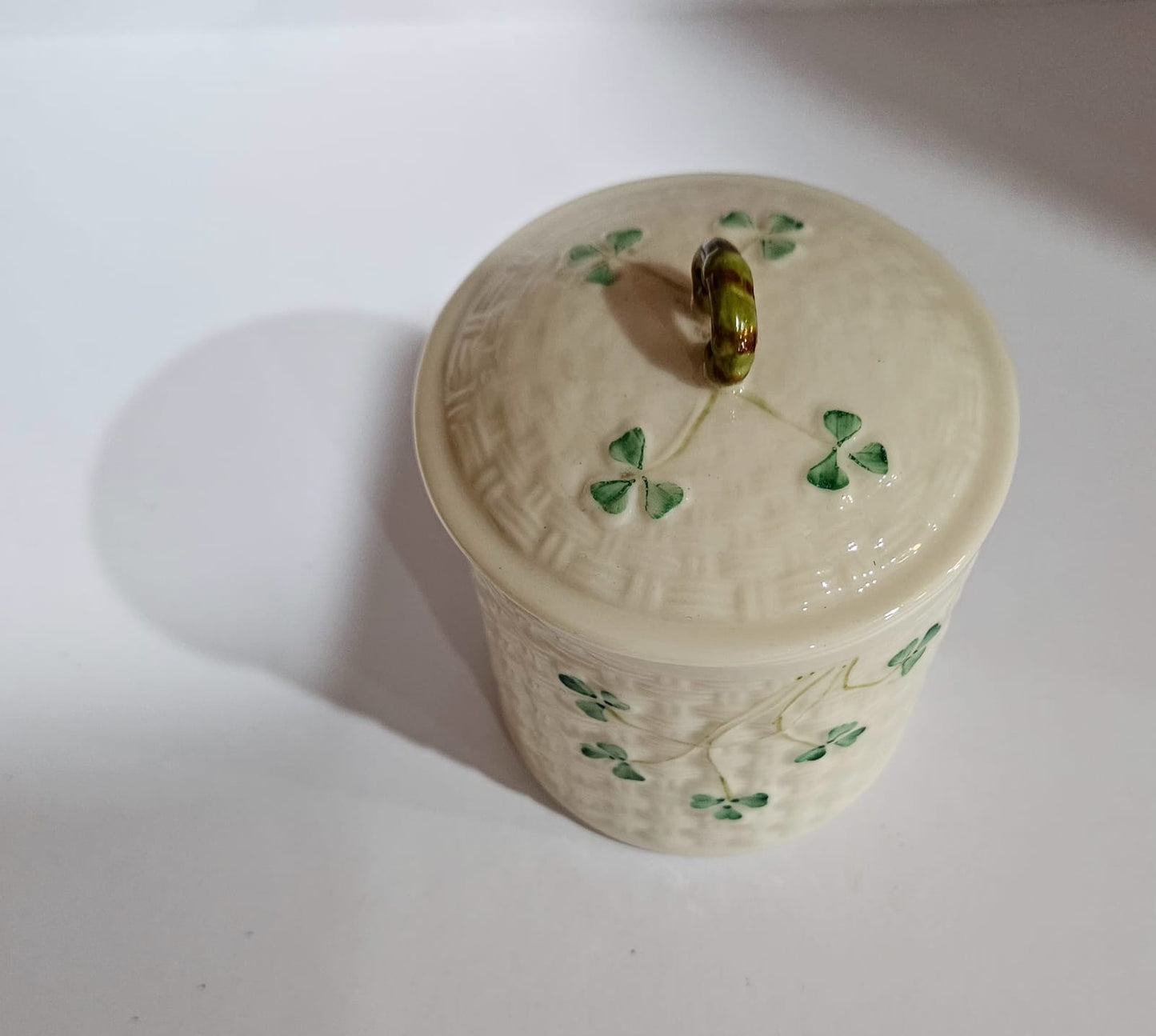 8 Pcs Belleek SHAMROCK Basketweave Solitaire Breakfast Set