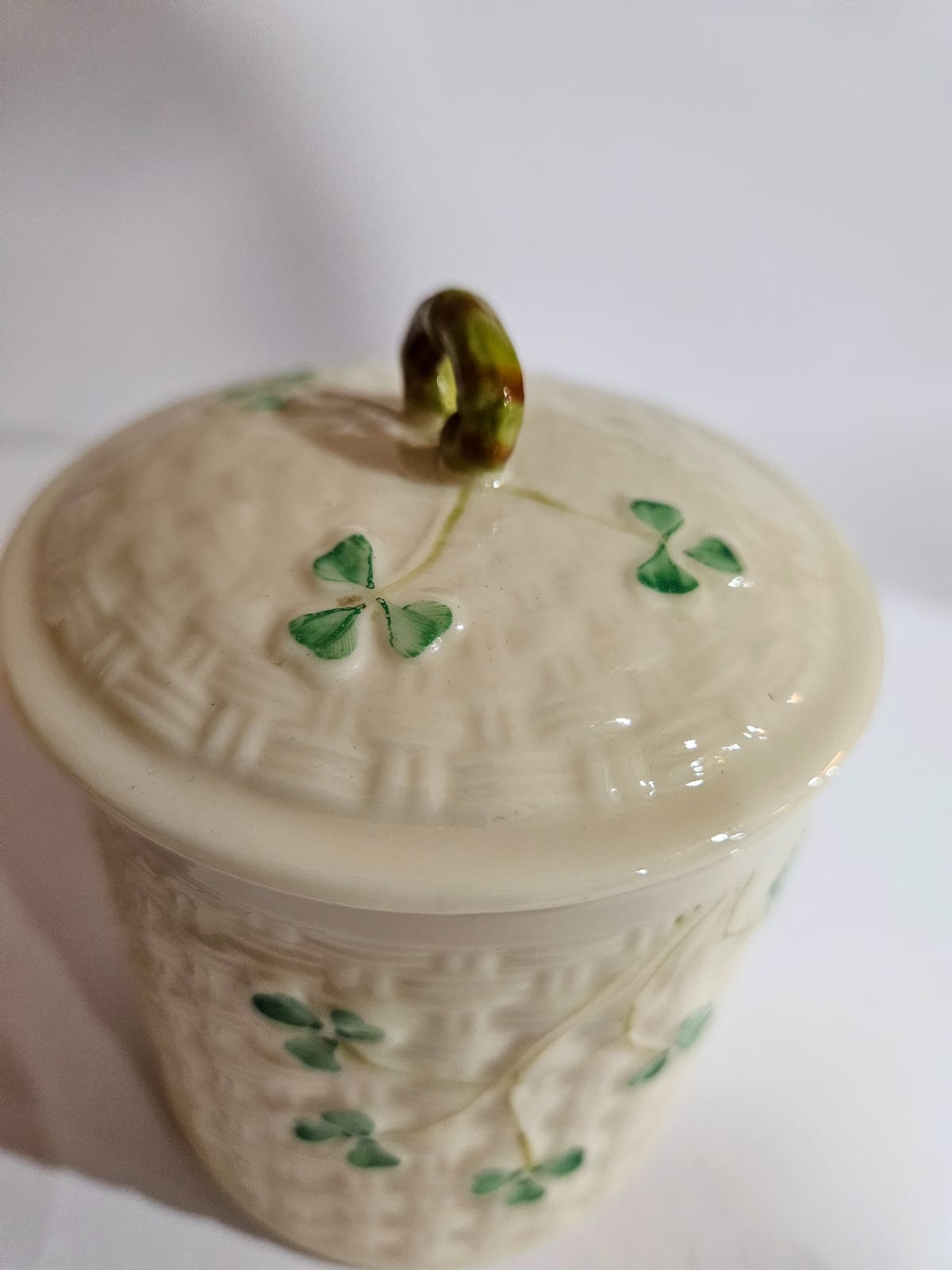 8 Pcs Belleek SHAMROCK Basketweave Solitaire Breakfast Set