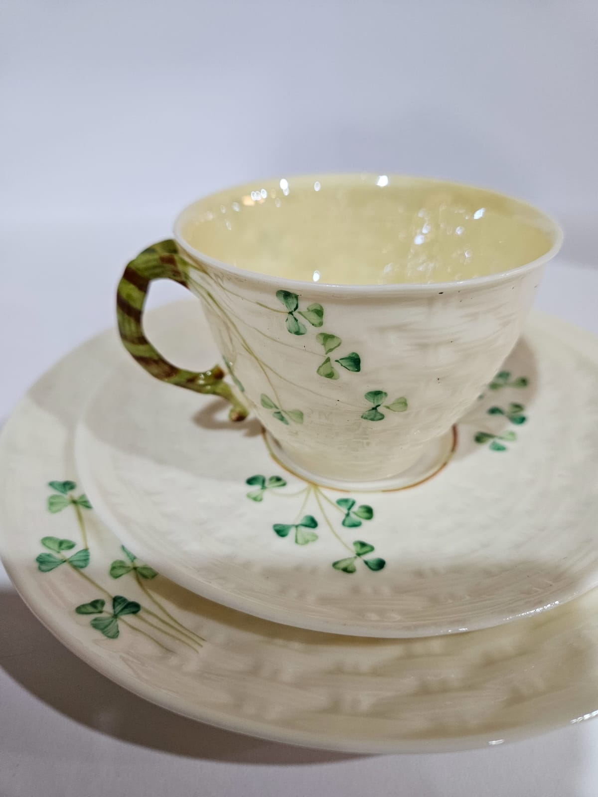 8 Pcs Belleek SHAMROCK Basketweave Solitaire Breakfast Set