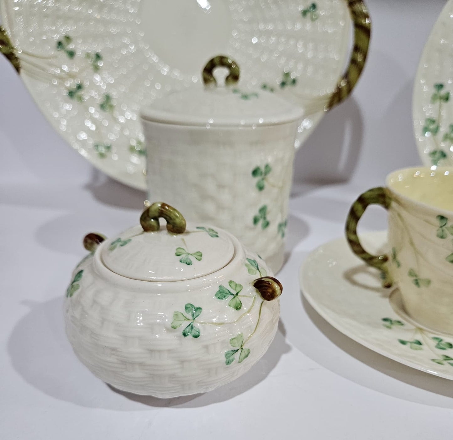 8 Pcs Belleek SHAMROCK Basketweave Solitaire Breakfast Set