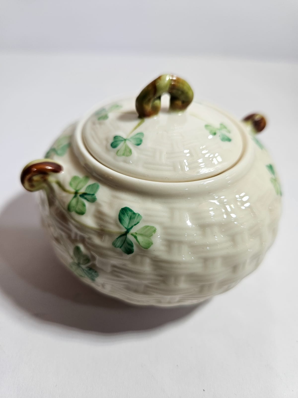 8 Pcs Belleek SHAMROCK Basketweave Solitaire Breakfast Set