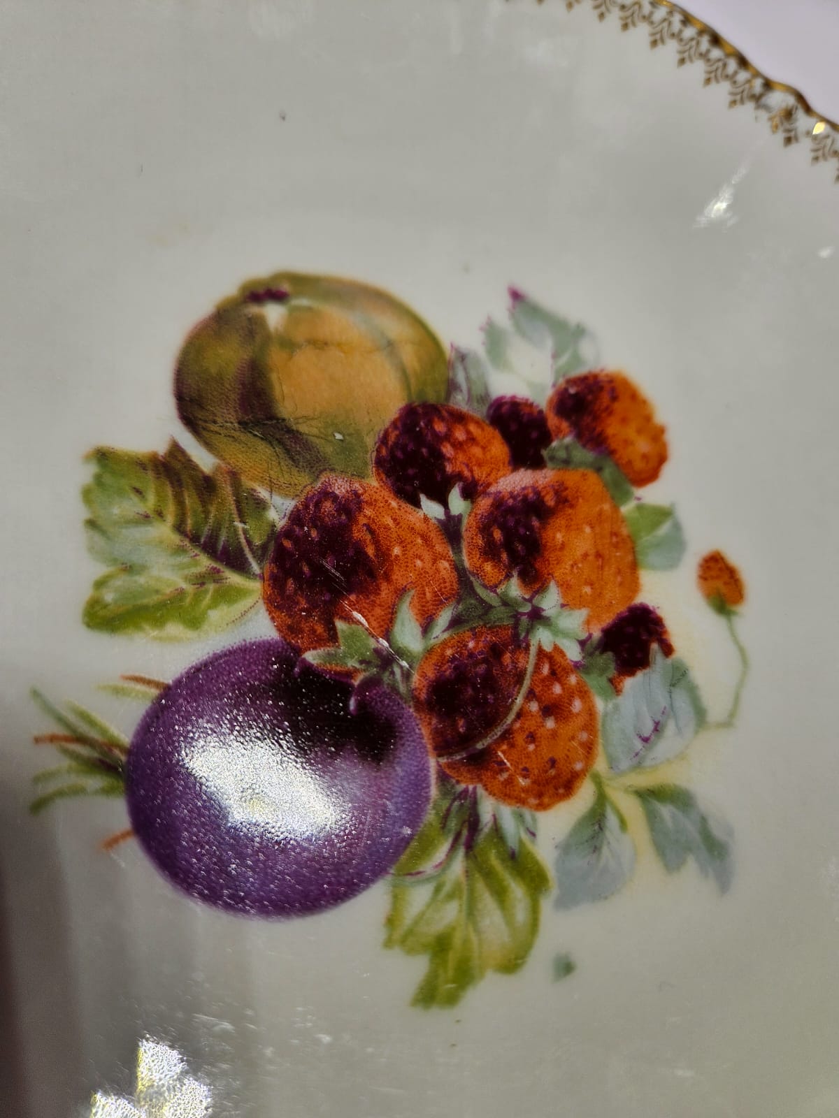 Set of 4 Victorian (1840-1900) plates with fruit design and gold trims