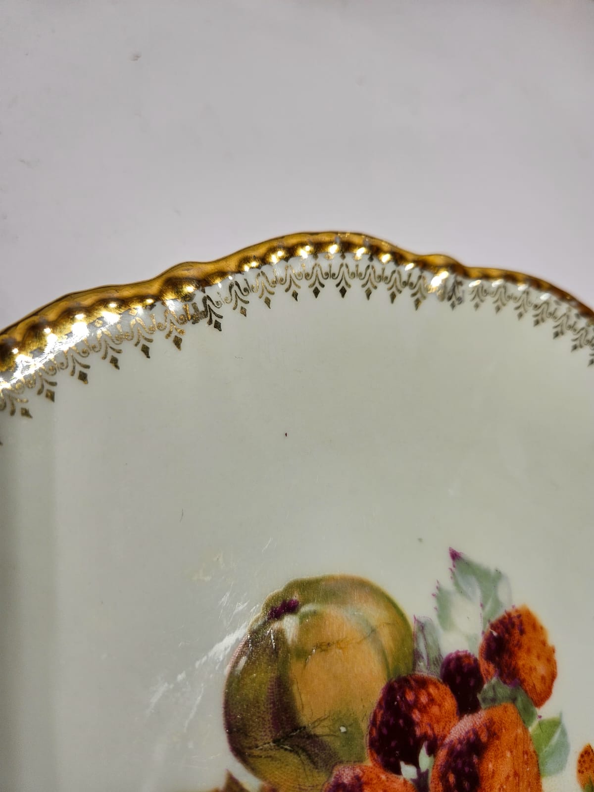 Set of 4 Victorian (1840-1900) plates with fruit design and gold trims