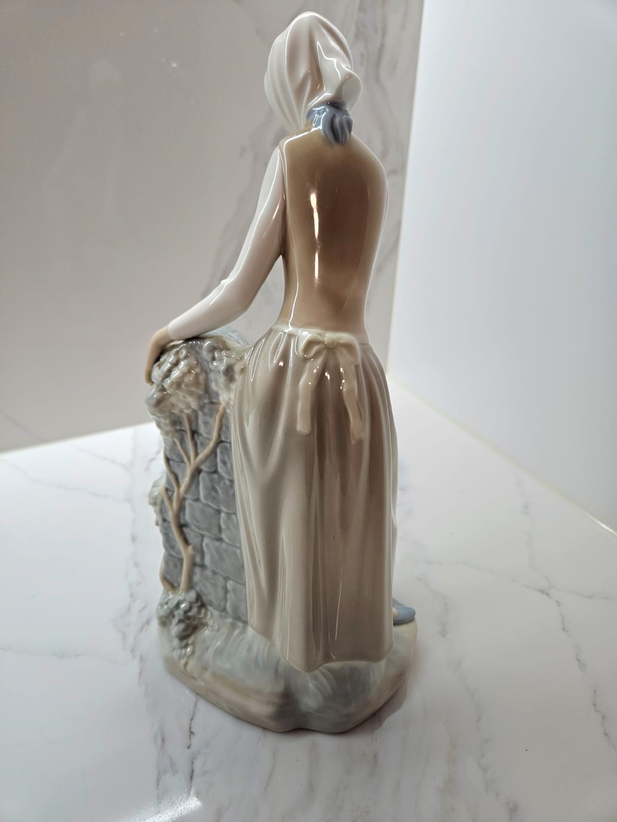 Lladro by Nao "Girl at the Fountain" figurine #0136