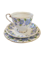Service à thé « Royal Grafton » à décor floral, composé d'une tasse, d'une soucoupe et d'une assiette.