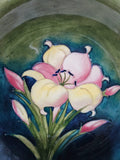 Assiette en faïence Walter Moorcroft, décor Lys africain, vers 1955
