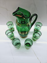 Carafe à cocktail vintage en verre vert de Bohême tchèque et 6 verres assortis, liserés verts et dorés