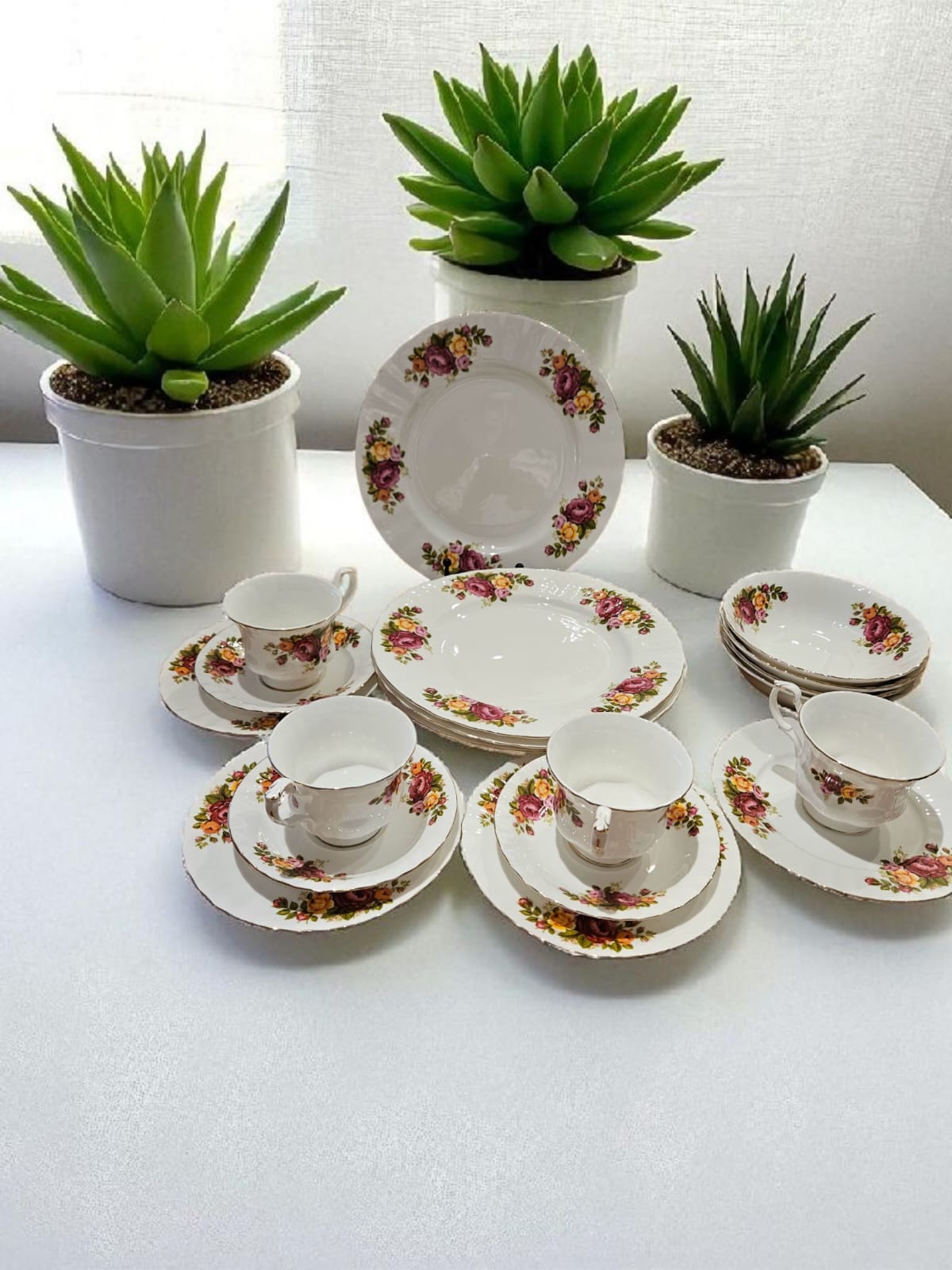 Lu Pad Fine Bone China "Cottage Rose" of Taiwan 19 Pieces part dinner set