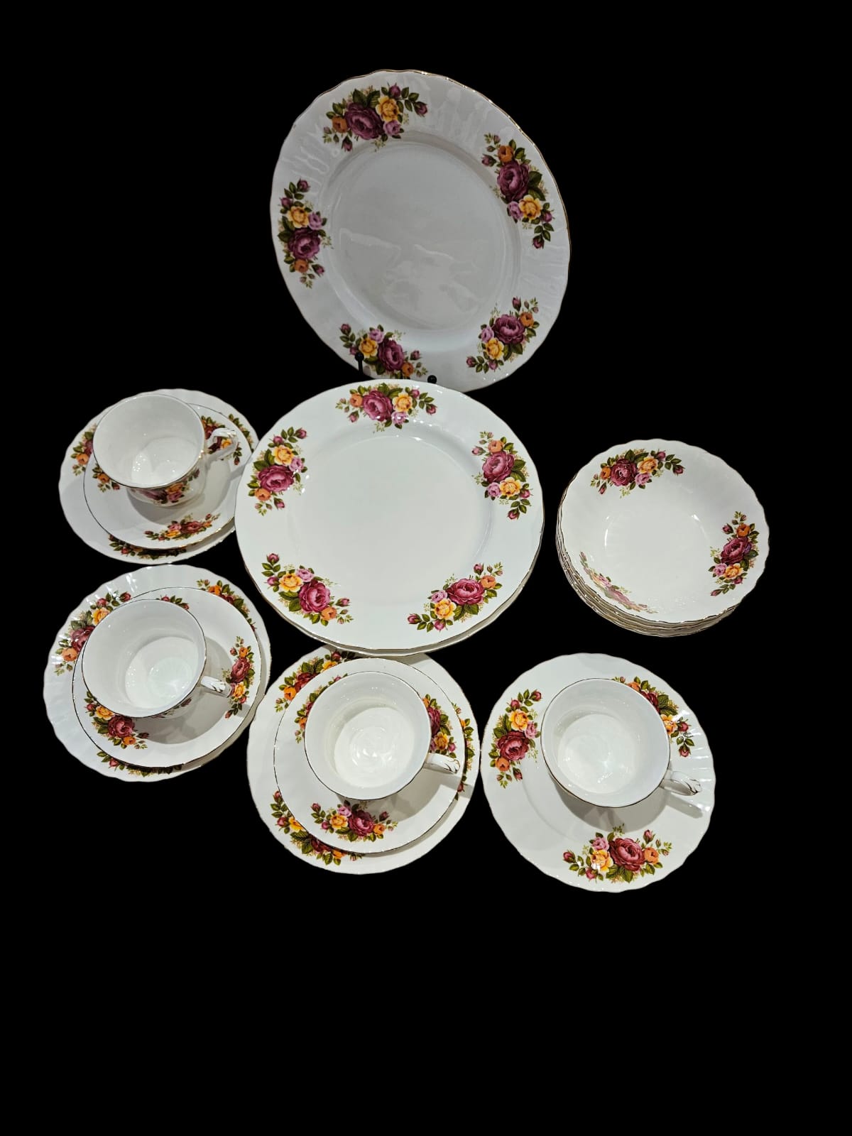 Lu Pad Fine Bone China "Cottage Rose" of Taiwan 19 Pieces part dinner set