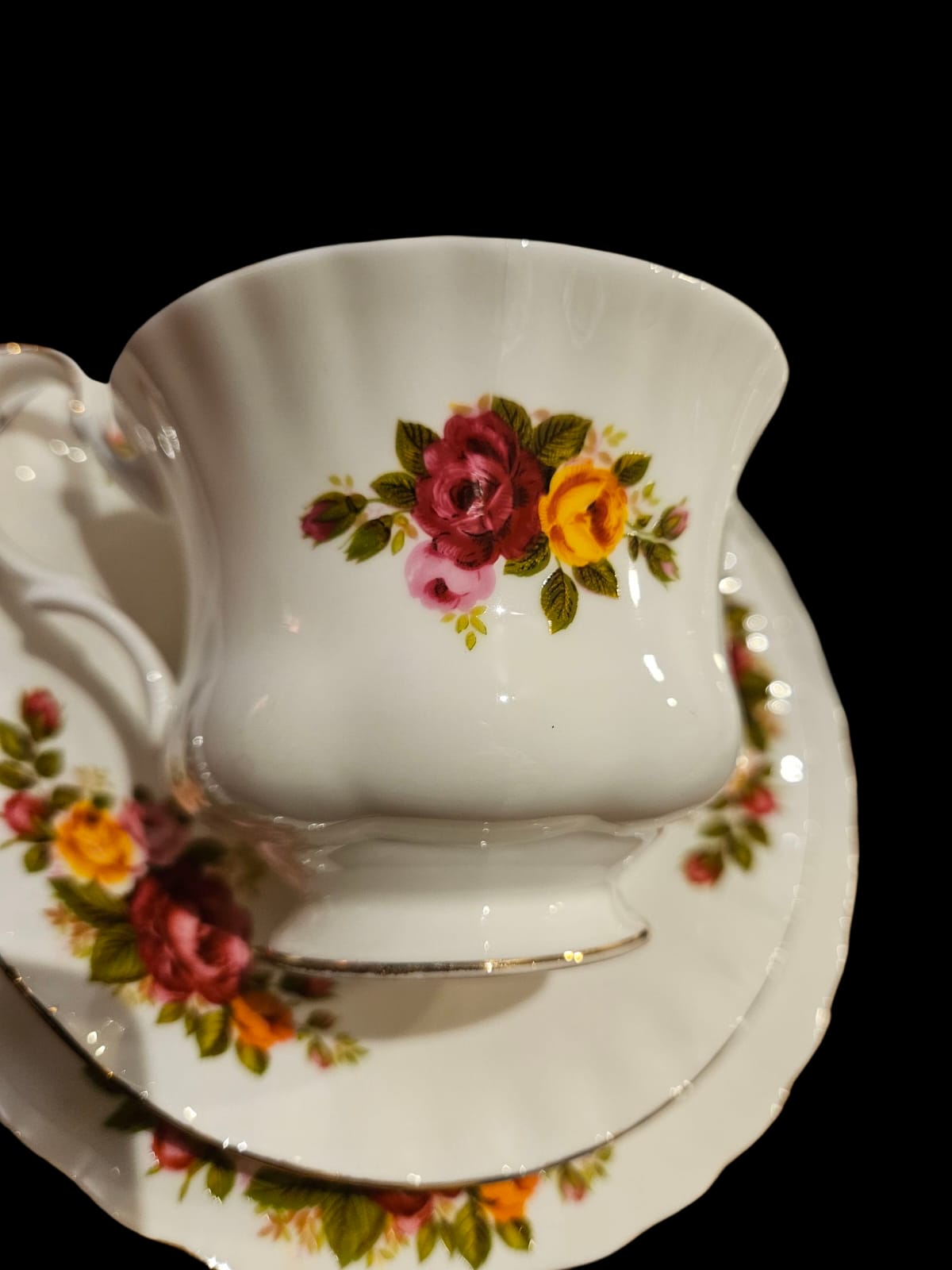 Lu Pad Fine Bone China "Cottage Rose" of Taiwan 19 Pieces part dinner set