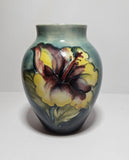 Vase vintage Moorcroft en faïence à glaçure flambée, motif hibiscus
