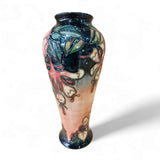 Vase Oberon grand format de Moorcroft, conçu par Rachel Bishop en 1993 - 21 cm de hauteur