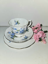 Service à thé vintage Royal Albert Trio « Forget me not » (tasse sur pied, soucoupe et assiette à dessert), vers 1950