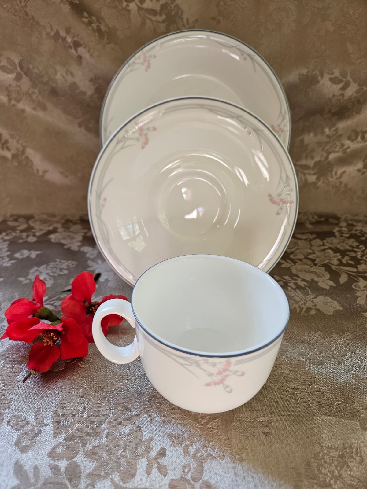 Royal Doulton Carnation H5084 Tea-Set trio - Fine Bone China 1982