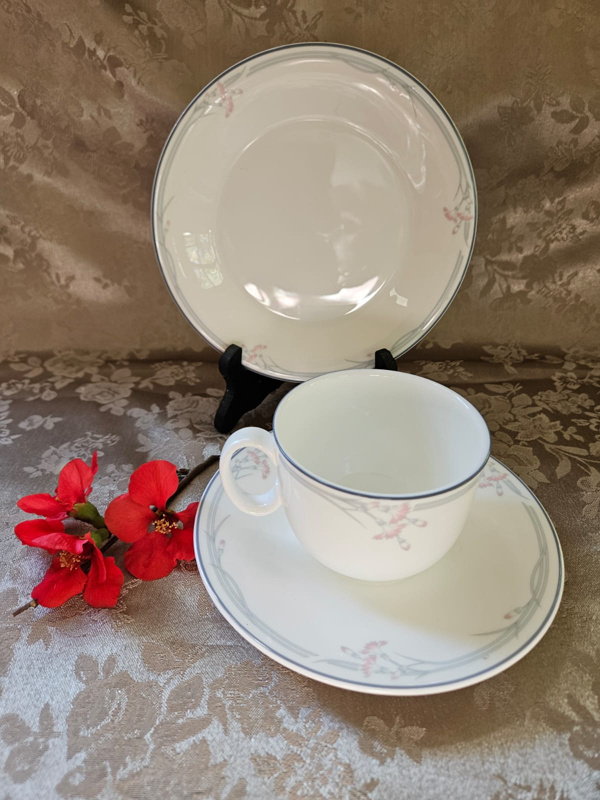 Royal Doulton Carnation H5084 Tea-Set trio - Fine Bone China 1982