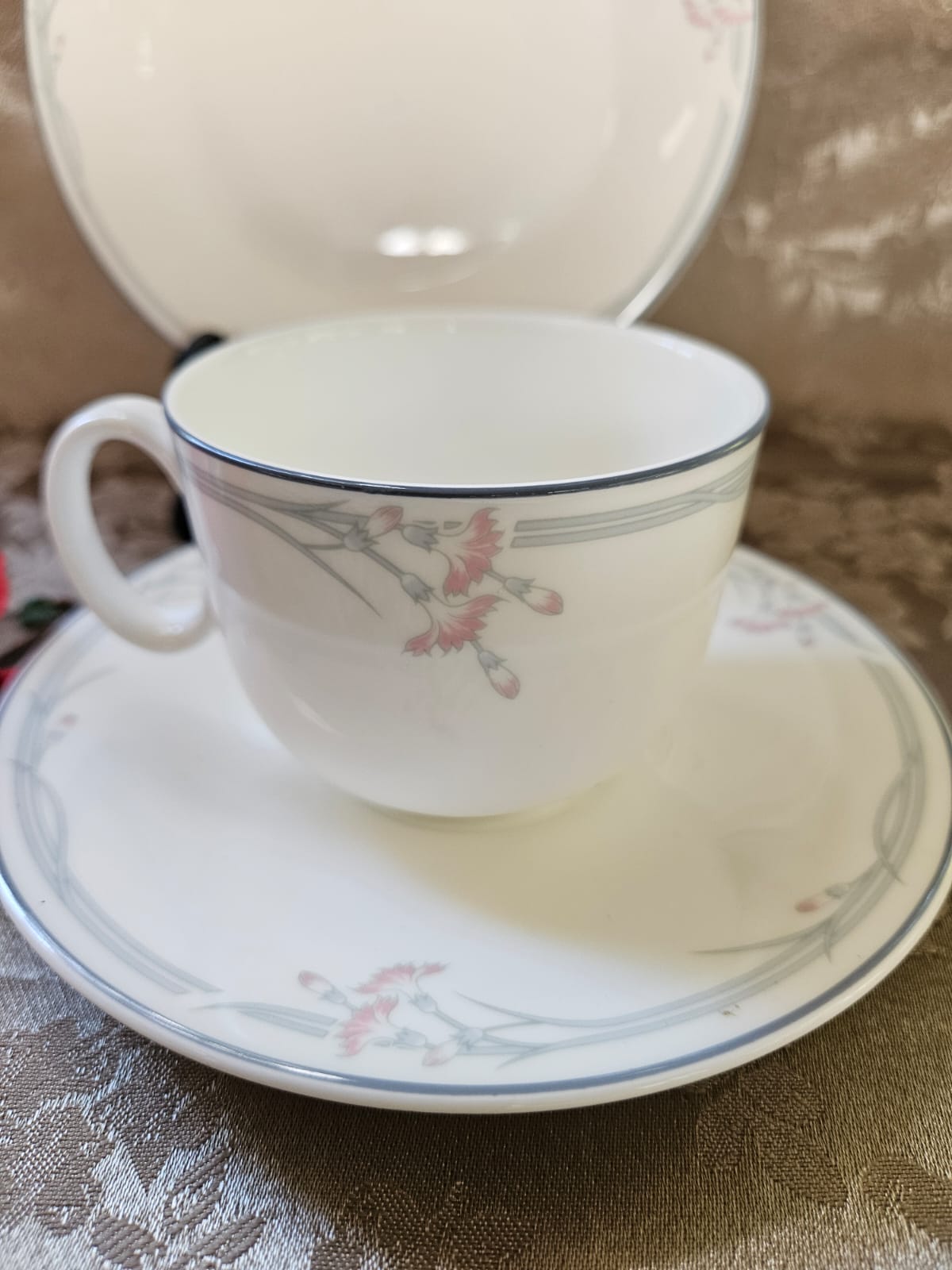 Royal Doulton Carnation H5084 Tea-Set trio - Fine Bone China 1982