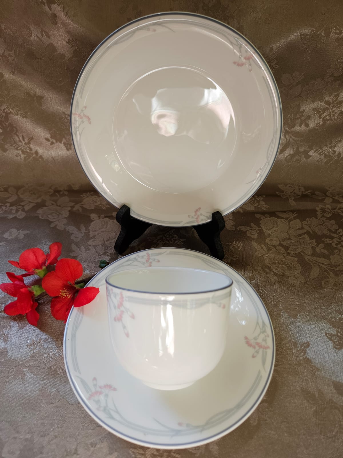 Royal Doulton Carnation H5084 Tea-Set trio - Fine Bone China 1982