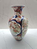 Vase ancien en porcelaine Imari orné de panneaux de bijins et de kylins. Début du XXe siècle.