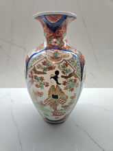 Vase ancien en porcelaine Imari orné de panneaux de bijins et de kylins. Début du XXe siècle.