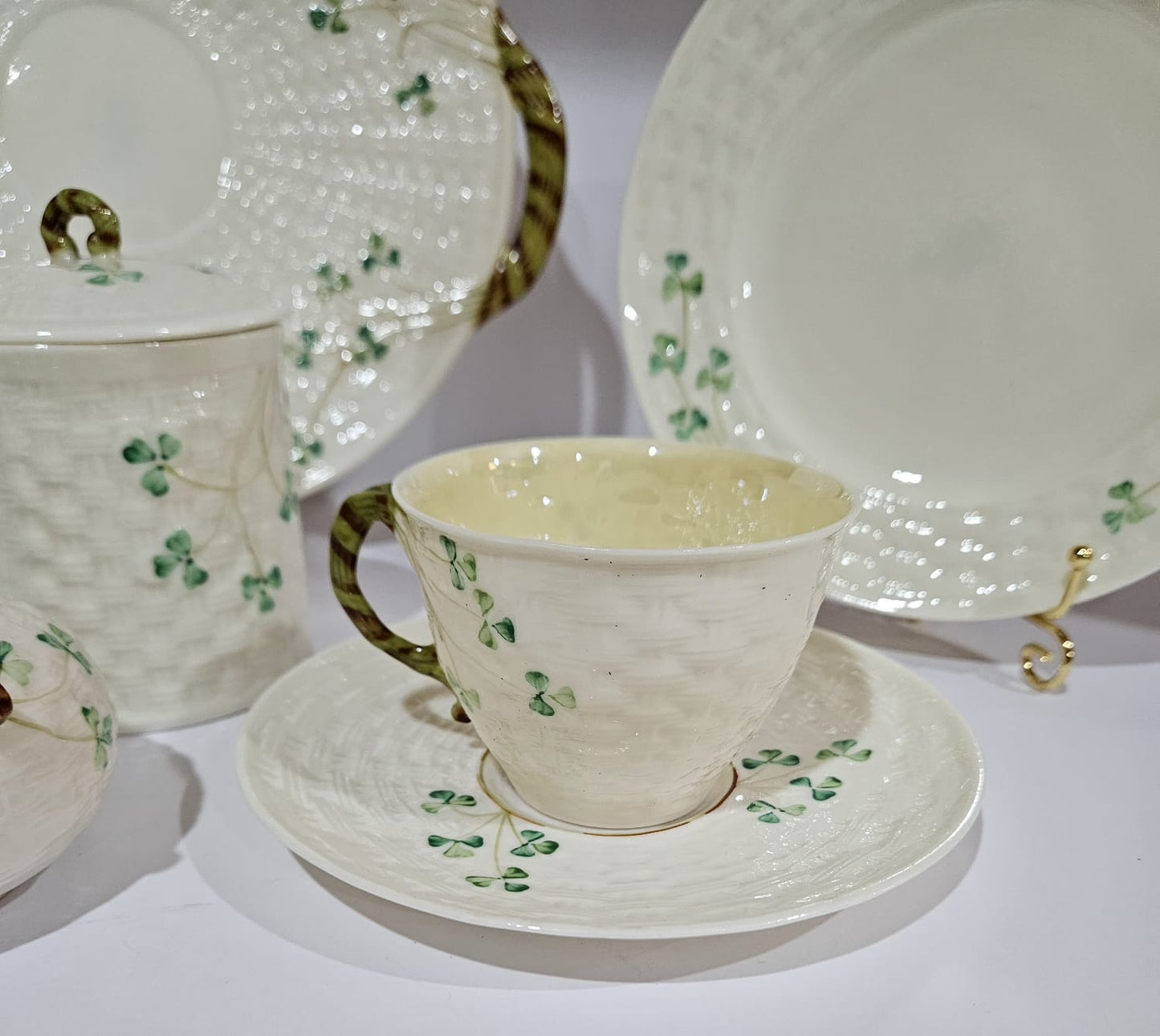8 Pcs Belleek SHAMROCK Basketweave Solitaire Breakfast Set