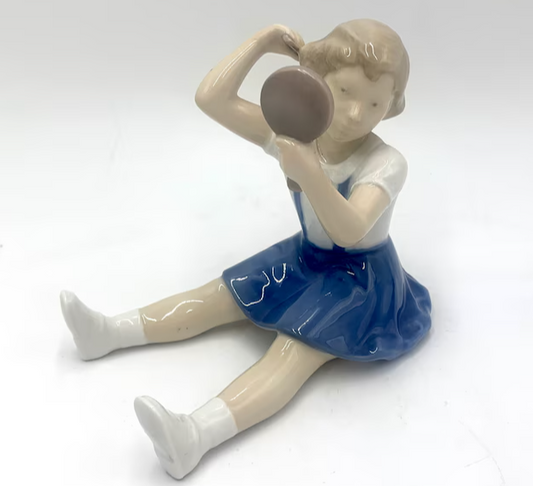 Porcelain figurine of a girl combing, Bing & Grondahl, Denmark, 1950s / 1960s