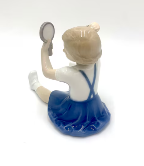 Porcelain figurine of a girl combing, Bing & Grondahl, Denmark, 1950s / 1960s