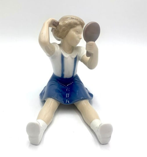 Porcelain figurine of a girl combing, Bing & Grondahl, Denmark, 1950s / 1960s