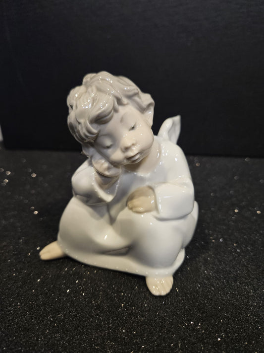 Lovely Lladro "Angel thinking" #01004539 retired in 1974