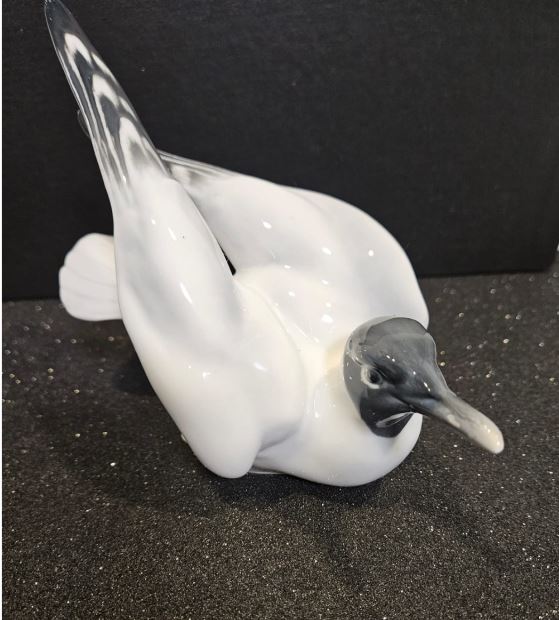 A collectible Metzler & Ortloff hand-painted porcelain seagull figurine.