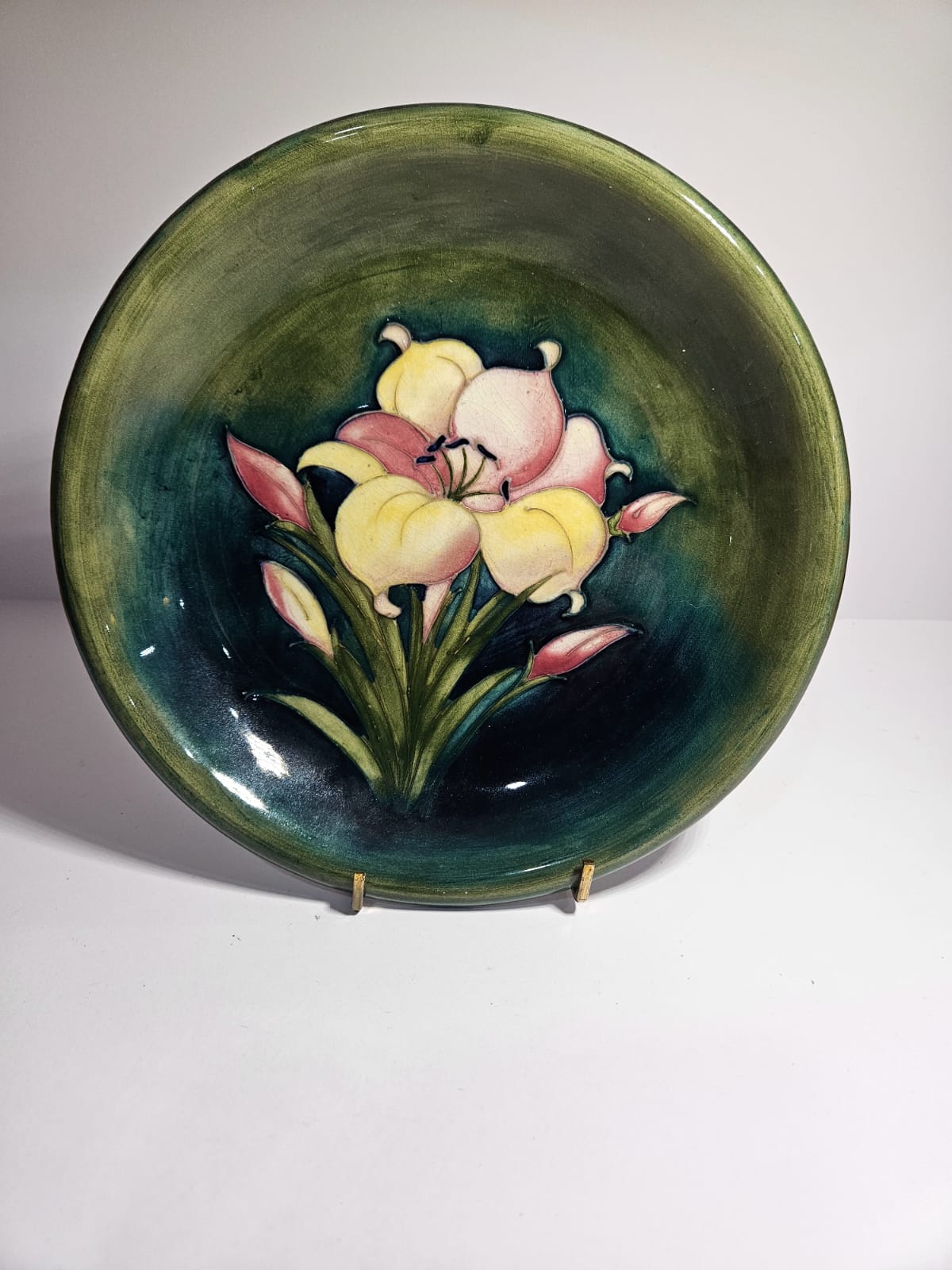 Assiette en faïence Walter Moorcroft, décor Lys africain, vers 1955