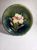 Assiette en faïence Walter Moorcroft, décor Lys africain, vers 1955