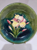 Assiette en faïence Walter Moorcroft, décor Lys africain, vers 1955