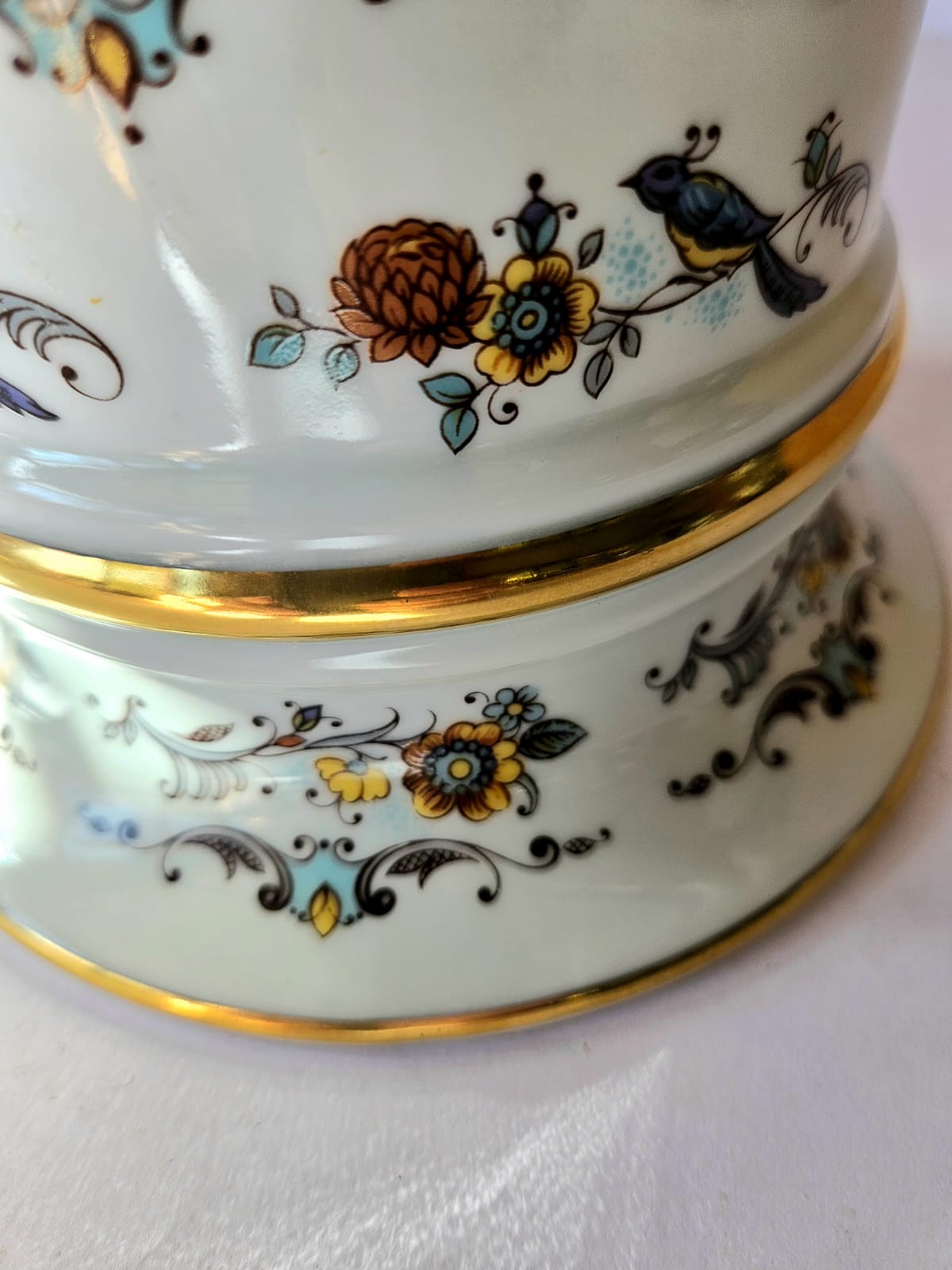 Vase Royal Porzellan Bavaria KPM, finition artisanale, bord doré, orné de faisans et de fleurs