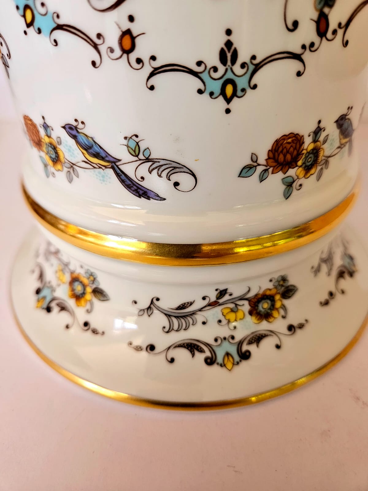 Vase Royal Porzellan Bavaria KPM, finition artisanale, bord doré, orné de faisans et de fleurs