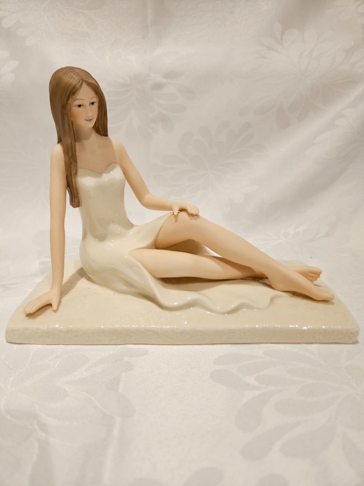 The Leonardo Collection Porcelain seated Lady