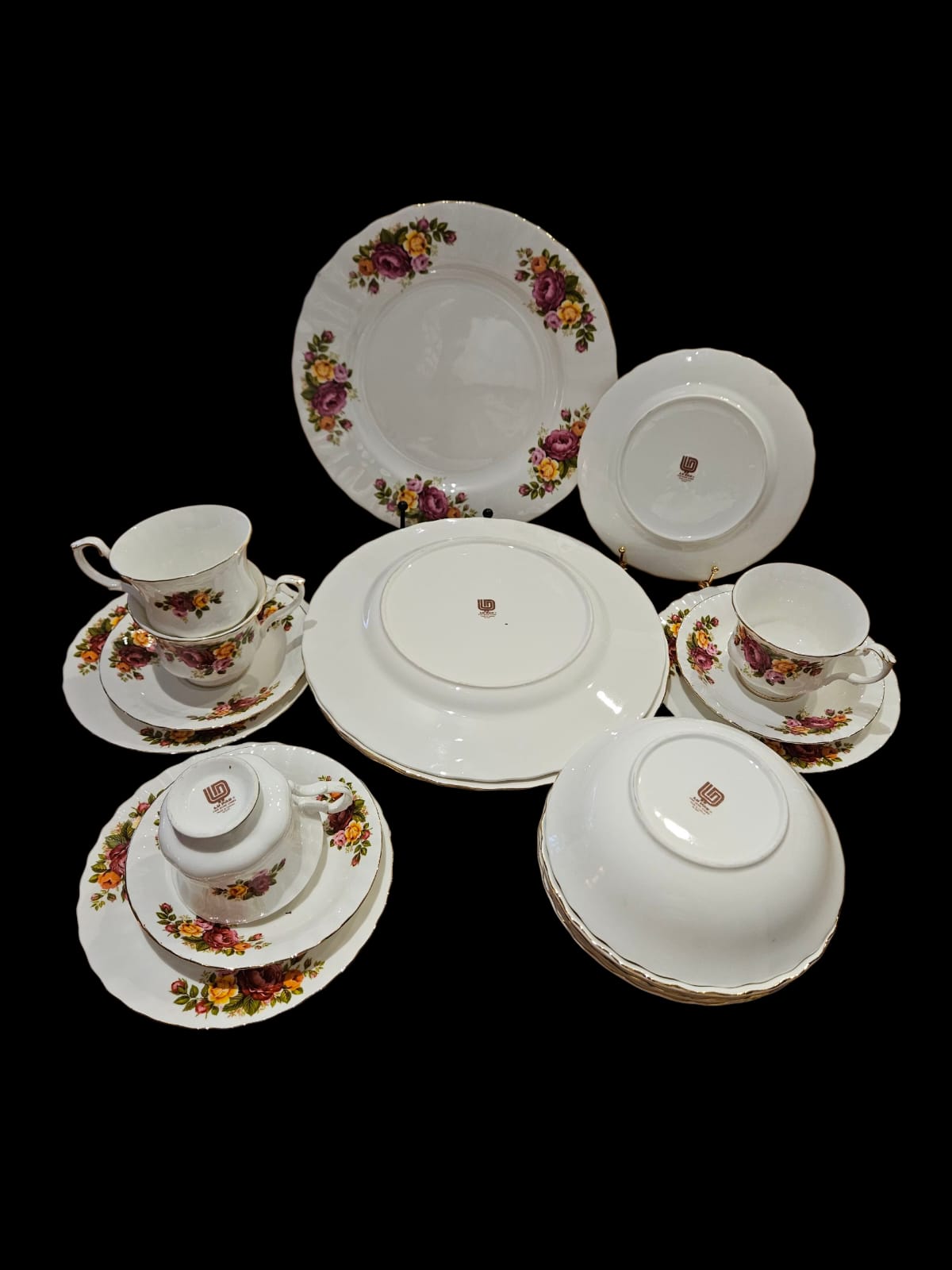 Lu Pad Fine Bone China "Cottage Rose" of Taiwan 19 Pieces part dinner set