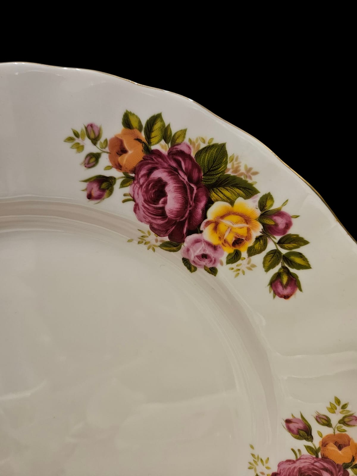 Lu Pad Fine Bone China "Cottage Rose" of Taiwan 19 Pieces part dinner set