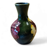 William Moorcroft Pottery Bud Vase « Hibiscus » émaillé - Rare