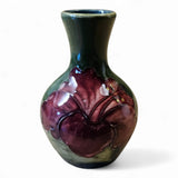 William Moorcroft Pottery Bud Vase « Hibiscus » émaillé - Rare