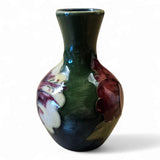 William Moorcroft Pottery Bud Vase « Hibiscus » émaillé - Rare
