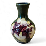 William Moorcroft Pottery Bud Vase « Hibiscus » émaillé - Rare