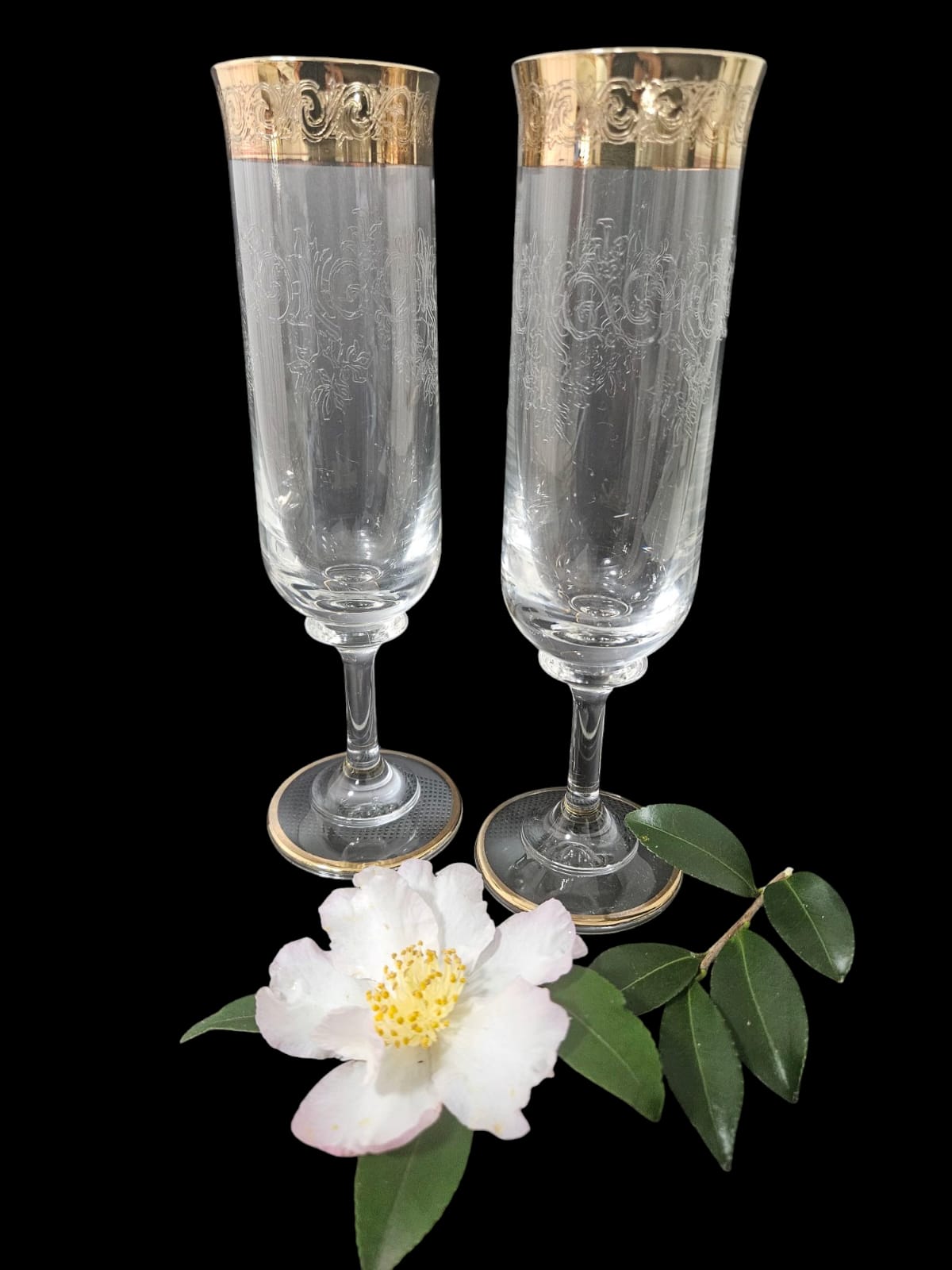 2 x Champagne flutes from Murano, Medici pattern with Gold encrusted Band, etched Scrolls