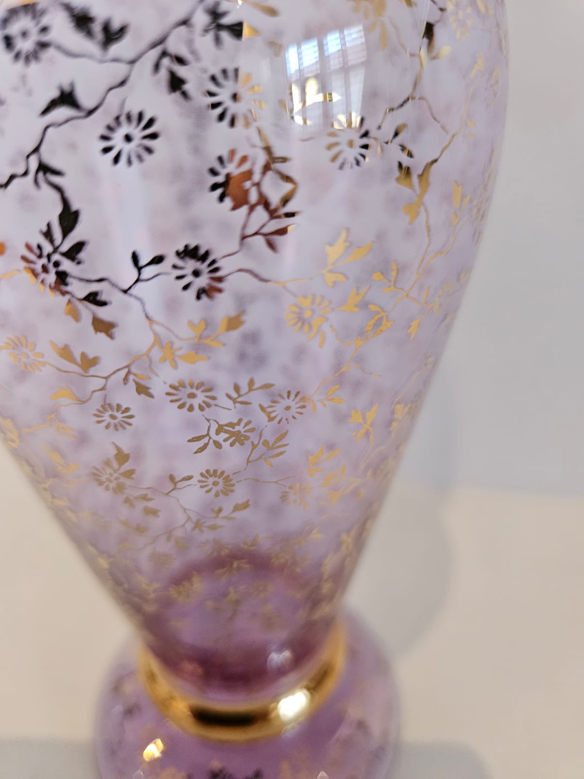 Exquisite Vecchia Murano Italy Glass Vase decorated with gilt foliage