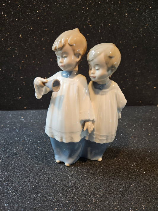 Nao by Lladro Figurine choir boys 1072 Figurine by Francisco Polope